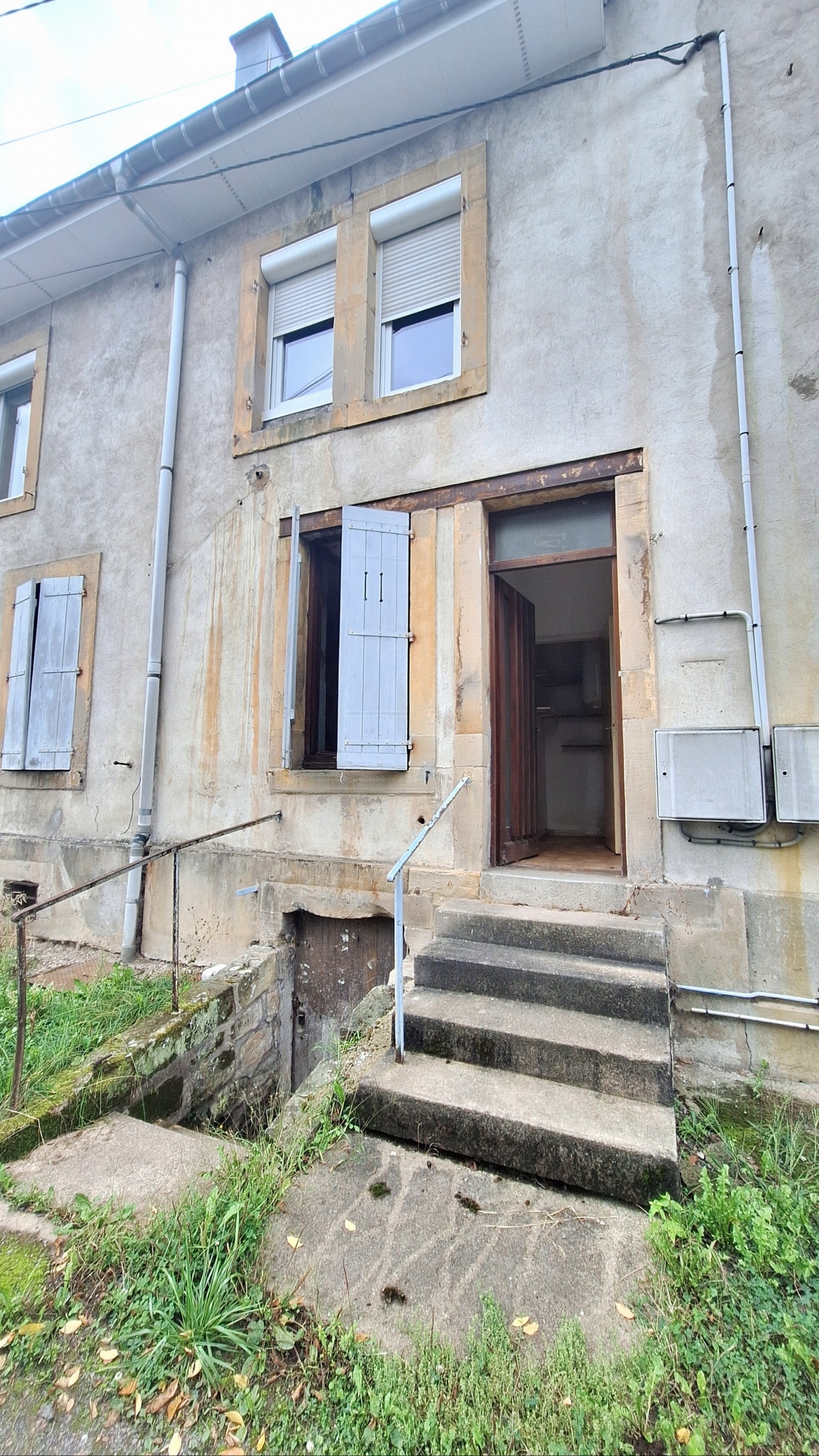 INVESTISSEURS!! VASTE TYPE 3 A RÉNOVER
