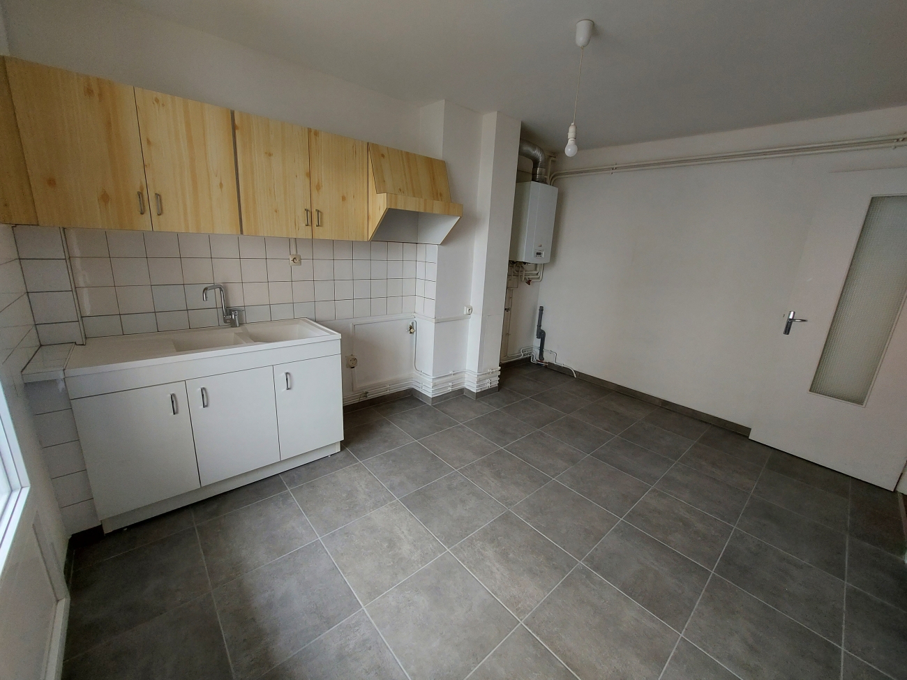 F2 AVEC BALCON PROCHE COLLEGE CLEMENCEAU