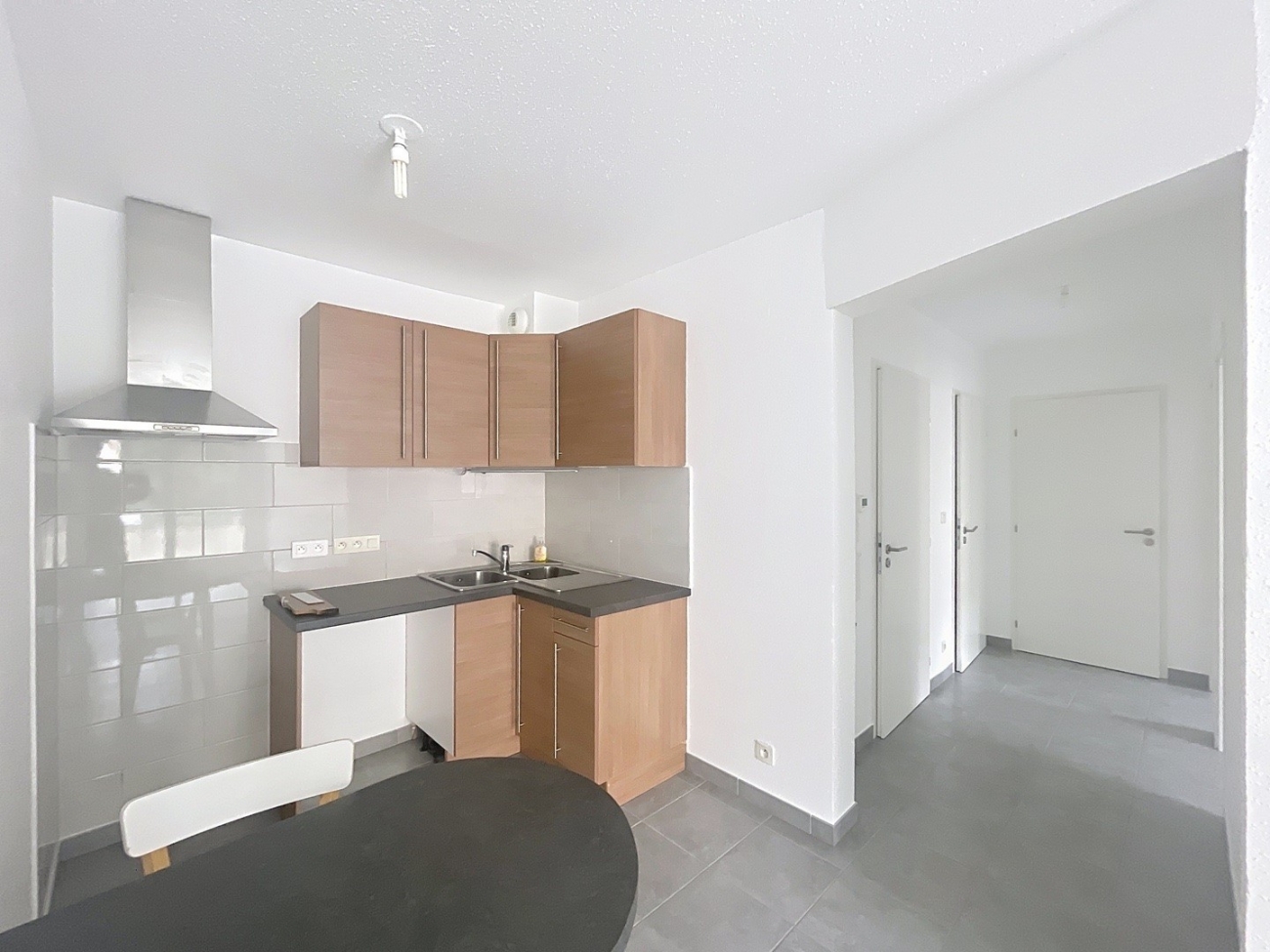 F3 A PROXIMITE IMMEDIATE DES COMMERCES