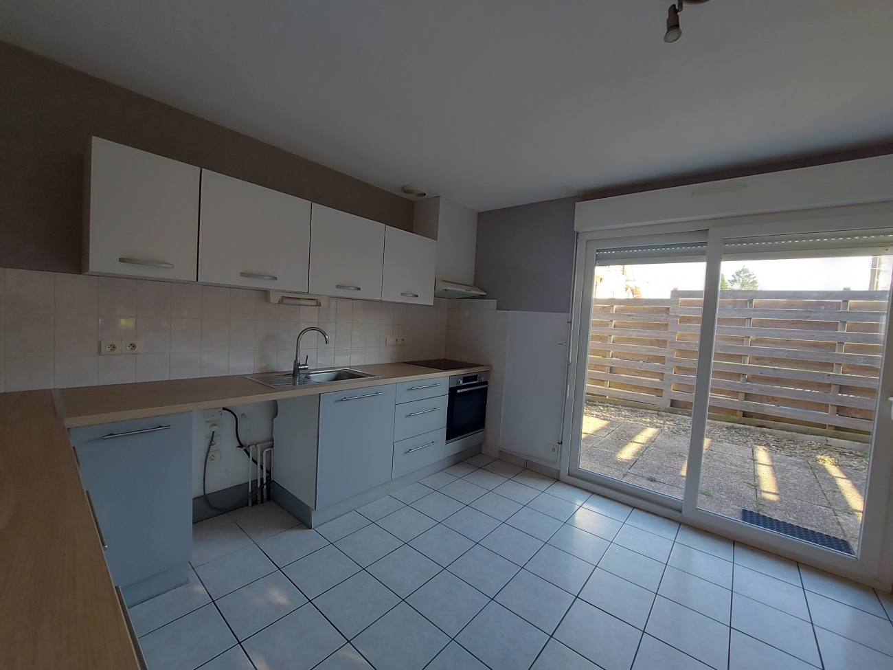 MAISON INDIVIDUELLE AVEC GARAGE ET TERRAIN